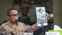Hanya perwira polisi dari Reserse dan Humas saja yang memberi keterangan.