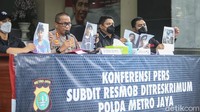 Sebagai gantinya foto-foto tersangka kini ditunjukkan polisi dan barang bukti diletakkan di meja.