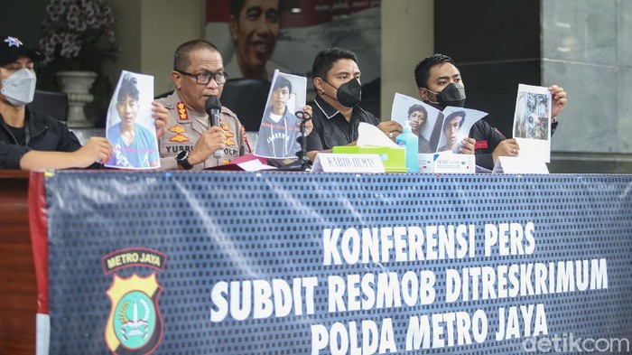 Humanis, Polda Metro Tak Lagi Tampilkan Tersangka Polda Metro Jaya mengeluarkan kebijakan baru soal ketidakhadiran tersangka. Hal itu dilakukan sebagai bentuk upaya polisi agar humanis.