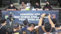 Kabid Humas Polda Metro Jaya Yusri Yunus memberikan keterangan pers terkait begal dan perampokan di Polda Metro Jaya, Selasa (19/10/2021).