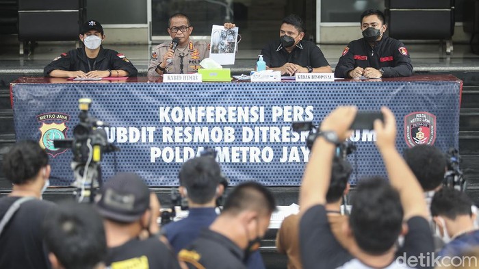 Humanis, Polda Metro Tak Lagi Tampilkan Tersangka Polda Metro Jaya mengeluarkan kebijakan baru soal ketidakhadiran tersangka. Hal itu dilakukan sebagai bentuk upaya polisi agar humanis.