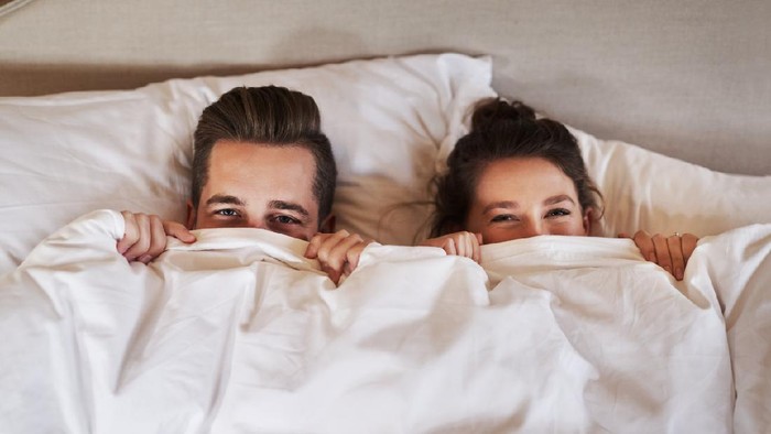 ilustrasi berhubungan seks Shot of an affectionate young couple spending some quality time together in their bedroom at home