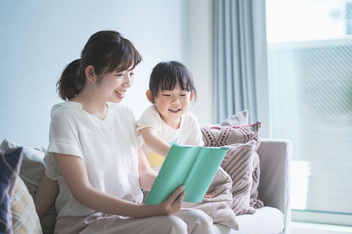 Ilustrasi ibu dan anak membaca buku