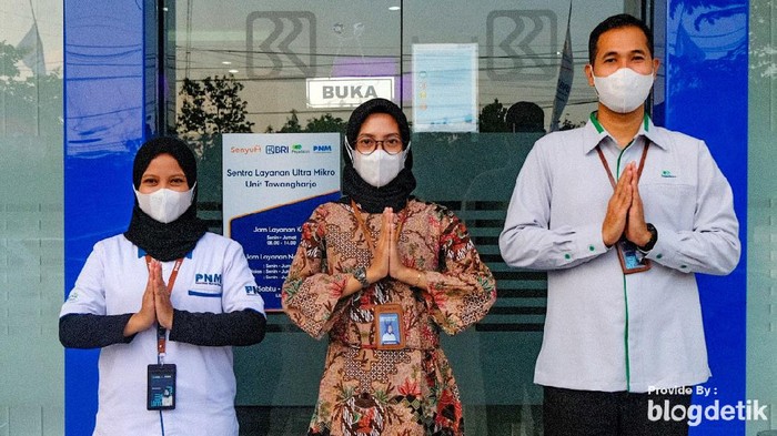 Intip Aktivitas Sentra Layanan Ultra Mikro BRI-Pegadaian-PNM di Grobogan BRI, Pegadaian dan PNM resmi melebur dalam Holding Ultra Mikro (UMi). Layanan ketiganya diintegrasikan lewat Sentra Layanan Ultra Mikro (SenyuM) di sejumlah daerah, seperti di Tawangharjo, Grobogan.