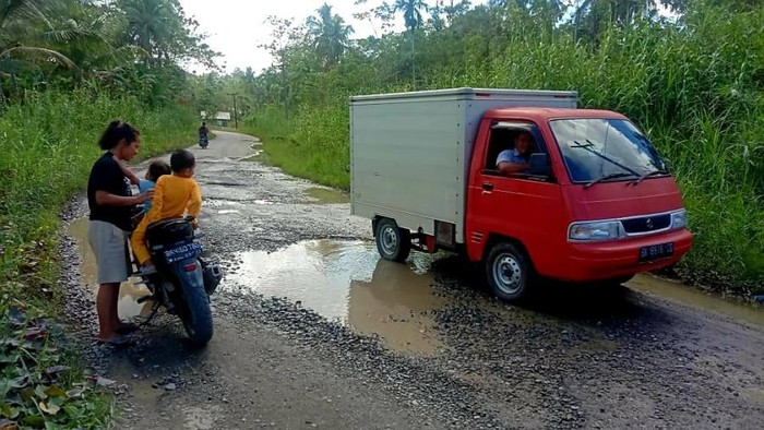 Jalan rusak di Nias (dok PDIP Sumut)