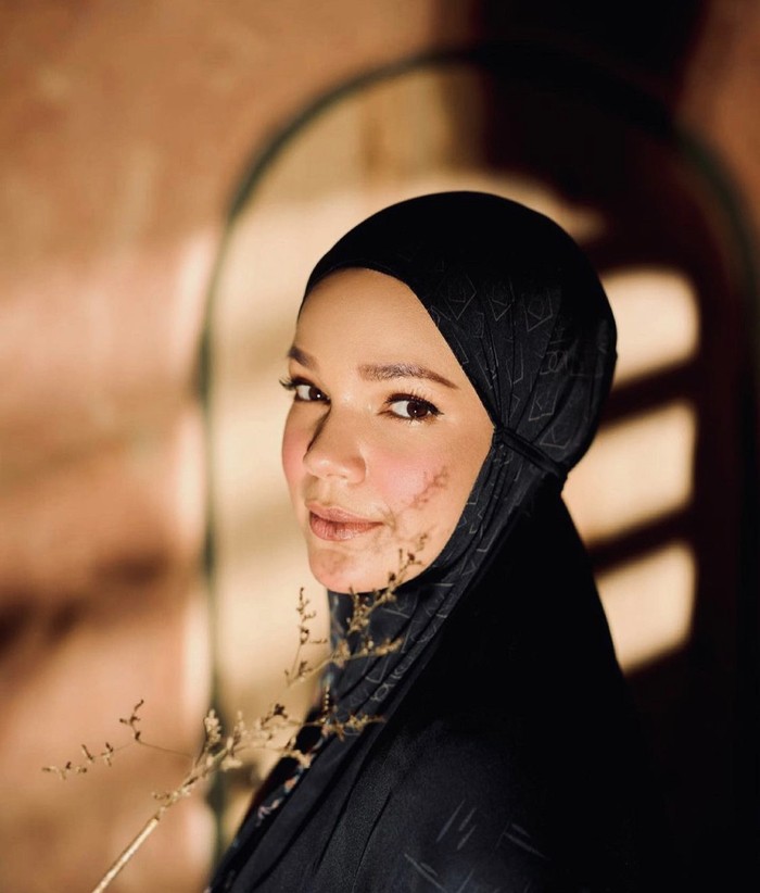 Jawaban Dewi Sandra ketika ditanya kapan punya anak.