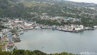 Saat perhelatan PON XX 2021 Papua digelar, obyek wisata ini cukup ramai dikunjungi oleh perwakilan kontingen dari luar Papua. Bila malam hari tulisan Jayapura City itu akan menyala kekuningan dan bisa dilihat dari lepas pantai Jayapura. Seru! (Yudha Maulana/detikTravel)