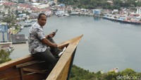 Di sana pun terdapat perahu yang bisa menjadi spot berfoto dengan pemandangan kota Jayapura yang memukau. Objek wisata ini berdampingan dengan Tugu Salib setinggi 6 meter. (Yudha Maulana/detikTravel)