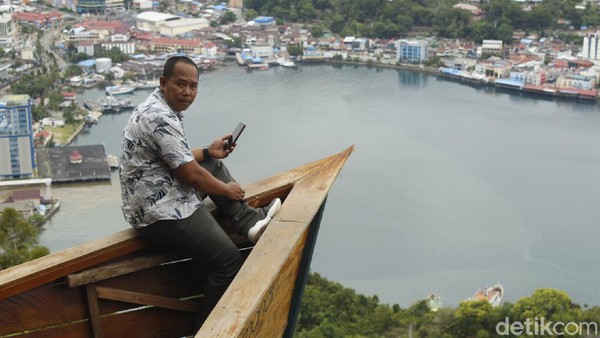 Di sana pun terdapat perahu yang bisa menjadi spot berfoto dengan pemandangan kota Jayapura yang memukau. Objek wisata ini berdampingan dengan Tugu Salib setinggi 6 meter. (Yudha Maulana/detikTravel) Di sana pun terdapat perahu yang bisa menjadi spot berfoto dengan pemandangan kota Jayapura yang memukau. Objek wisata ini berdampingan dengan Tugu Salib setinggi 6 meter. (Yudha Maulana/detikTravel)