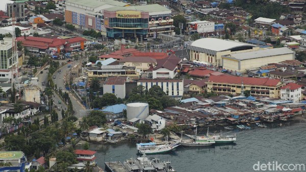 Ikon Jayapura City berada di atas perbukitan, oleh karena itu naiklah kendaraan yang tangguh untuk menaklukan medan jalan yang menanjak dan berkelok. (Yudha Maulana/detikTravel) Ikon Jayapura City berada di atas perbukitan, oleh karena itu naiklah kendaraan yang tangguh untuk menaklukan medan jalan yang menanjak dan berkelok. (Yudha Maulana/detikTravel)