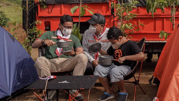 Jawa Barat akan memiliki jembatan gantung terpanjang di dunia. Jembatan itu akan membentang di kawasan ekowisata Eiger Adventure Land (EAL) di Kecamatan Megamendung, Kabupaten Bogor.