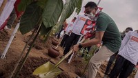 Menparekraf Sandiaga Uno yag melakukan penanaman batu pertama Eiger Adventure Land (EAL) di Kecamatan Megamendung, Kabupaten Bogor, Minggu (17/10/2021).   
