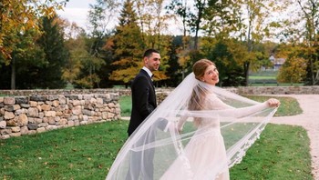 Keduanya lama berpacaran sebelum menikah, di mana Jennifer Gates bertemu dengan Nassar kala sama-sama kuliah di Universitas Stanford dan merasa cocok karena sama-sama menekuni olahraga berkuda. Keduanya saling mendukung saat mengikuti kejuaraan dan berkeliling ke berbagai tempat kompetisi digelar. Foto: Instagram/@melindafrenchgates