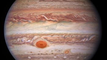 Jupiter penyelamat Bumi: Jupiter adalah planet terbesar di Tata Surya dan tarikan gravitasinya sangat kuat. Maka, planet ini seakan menjadi pelindung Bumi, karena banyak obyek antariksa besar seperti asteroid ditariknya sebelum dapat menerjang planet ini. Foto: Wikimedia Commons/NASA