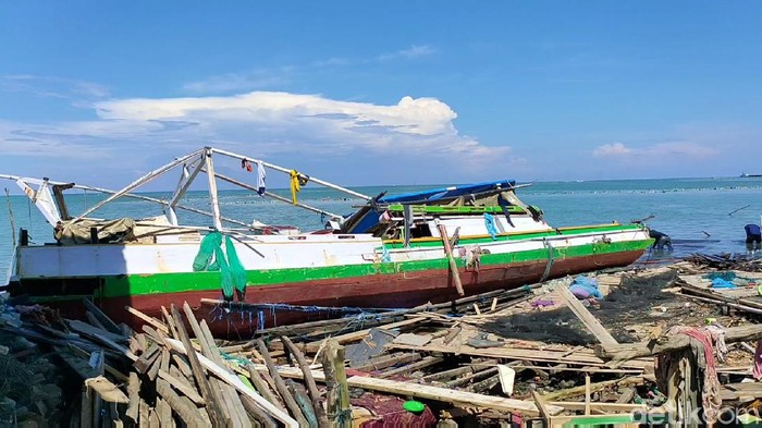 Kapal nelayan rusak akibat puting beliung di Bone, Sulsel