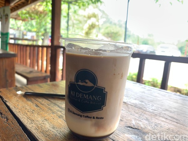 Kafe ini adai Kampung Gunung Batu, Desa Sukaharja, Kecamatan Sukamakmur, Kabupaten Bogor. Lokasinya memang sangat jauh dari keramaian, namun itu tidak membuat para pecinta kopi membatalkan niatnya untuk singgah di gerai kopi ini. (Luthfi Hafidz/detikcom)