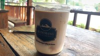 Kafe ini adai Kampung Gunung Batu, Desa Sukaharja, Kecamatan Sukamakmur, Kabupaten Bogor. Lokasinya memang sangat jauh dari keramaian, namun itu tidak membuat para pecinta kopi membatalkan niatnya untuk singgah di gerai kopi ini. (Luthfi Hafidz/detikcom)
