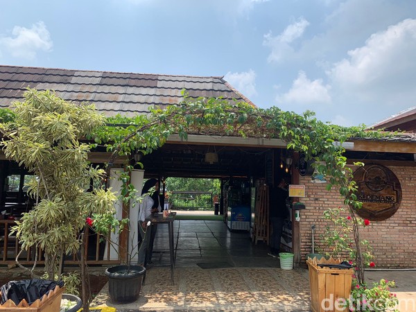Untuk menunya kebanyakan adalah makanan lokal serta terdapat berbagai macam variasi kopi seperti kopi tubruk, cappucino, americano hingga caffe latte. (Luthfi Hafidz/detikcom)