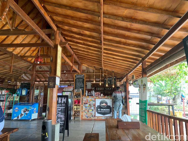 Bangunan kedainya cukup sederhana degan desain ala rumah joglo dan memiliki ruangan yang lega tanpa adanya sekat yang menghalangi. (Luthfi Hafidz/detikcom) Bangunan kedainya cukup sederhana degan desain ala rumah joglo dan memiliki ruangan yang lega tanpa adanya sekat yang menghalangi. (Luthfi Hafidz/detikcom)