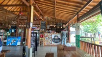 Bangunan kedainya cukup sederhana degan desain ala rumah joglo dan memiliki ruangan yang lega tanpa adanya sekat yang menghalangi. (Luthfi Hafidz/detikcom)