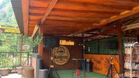 Sedangkan kedainya dibagi menjadi dua area, yaitu area indoor dan area outdoor. (Luthfi Hafidz/detikcom)
