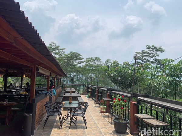 Kedai kopi ini berlokasi tepat di bawah Gunung Batu Jonggol. Andai sampai di tempat ini maka traveler akan langsung disuguhi pemadanga Gunung Batu yang menjulang. (Luthfi Hafidz/detikcom) Kedai kopi ini berlokasi tepat di bawah Gunung Batu Jonggol. Andai sampai di tempat ini maka traveler akan langsung disuguhi pemadanga Gunung Batu yang menjulang. (Luthfi Hafidz/detikcom)