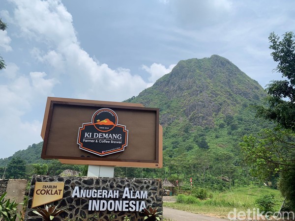 Nama tempat ini adalah Ki Demang Coffe & Resto. Lokasinya berada di kaki Gunung Batu, Bogor.