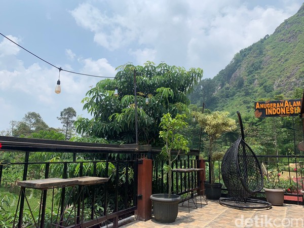 Area outdoornya sendiri cukup luas dan merupakan sebuah balkon sehingga traveler tetap bisa menikmati kopi sambil melihat pemandangan disekitarnya. (Luthfi Hafidz)