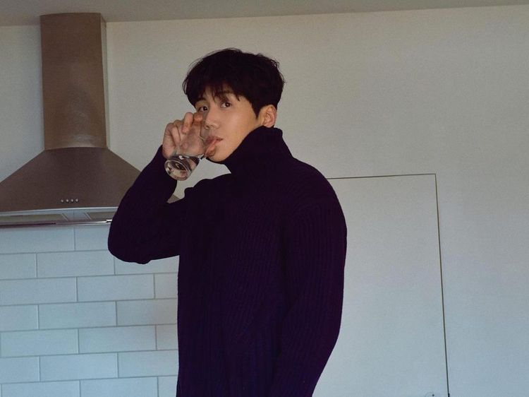 Kim Seon Ho Terseret Skandal Aktor K, Ini Momennya Saat Nyeduh Kopi