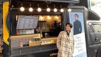 Selama proses syuting Start Up, Kim Seon Ho banyak mendapatkan coffee truck dari penggemarnya. Foto: Instagram @seonho_kim