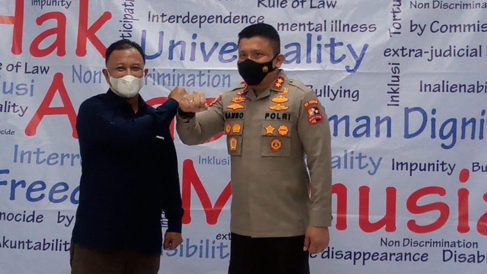 Komisioner Komnas HAM Choirul Anam (kiri) dan Kadiv Propam Polri Irjen Ferdy Sambo (kanan)
