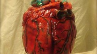 Kamu tak akan mengira bahwa gambar organ jantung ini adalah kue. Warnanya dibuang merah sehingga sekilas terlihat seperti organ jantung sungguhan. Foto: Mental Floss