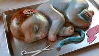 Terlihat seperti patung, padahal sebenarnya ini adalah kue yang dibentuk menyerupai bayi baru lahir lengkap dengan tali pusar yang masih menempel. Foto: Mental Floss
