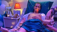 Pasti kamu menyangka bahwa ini adalah seoran pria yang sedang berbaring di kasur. Faktanya ini adalah kue yang memang dibentuk menyerupai pria. Foto: Mental Floss