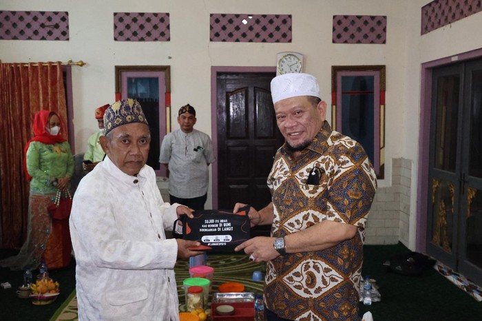 LaNyalla Bagikan Sajadah