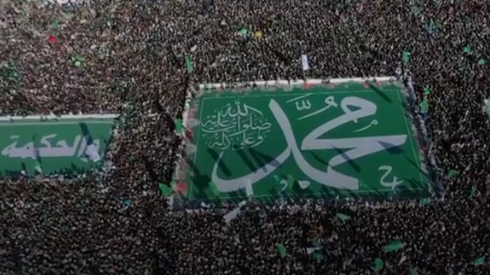 Ribuan warga Yaman memperingati Maulid Nabi Muhammad SAW di Sanaa pada Senin (18/10). Perayaan besar itu diselenggarakan Houthi di tengah perang dengan pro-pemerintah yang kian sengit.
