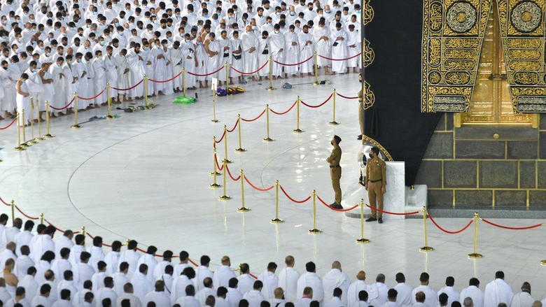 Masjidil Haram di Mekah dibuka dalam kapasitas penuh, dua WNI termasuk di antara ribuan jemaah pertama yang masuk - menangis, merinding