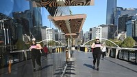 Nantinya, perhotelan dan beberapa bisnis akan dibuka kembali dengan kapasitas terbatas. Tak hanya itu, pelonggaran kegiatan masyarakat akan kian diperbanyak jika 80% warga Victoria sudah divaksinasi lengkap, yang diperkirakan paling lambat terjadi pada 5 November mendatang. Getty Images/Quinn Rooney