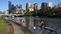 Per hari ini, Victoria mencatat 1.838 kasus harian baru corona dan 7 kematian. Sementara itu, New South Wales melaporkan 301 kasus dan 10 kematian, di mana 80% penduduknya telah divaksinasi lengkap. Getty Images/Quinn Rooney