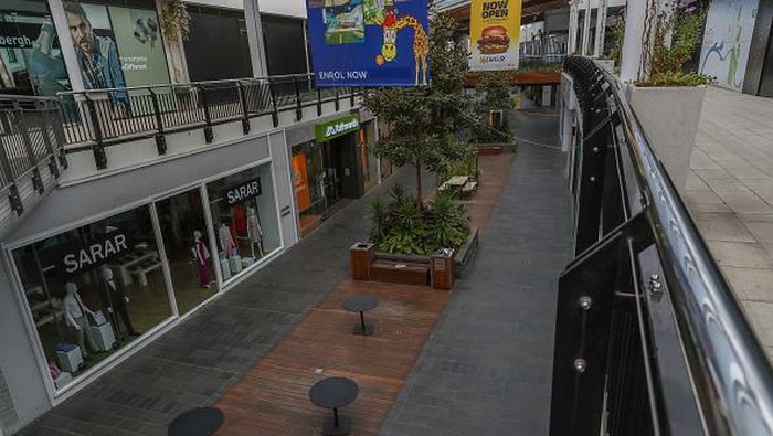MELBOURNE, AUSTRALIA - SEPTEMBER 29: A general view of an empty Shopping mall in Docklands with all retail outlets closed on September 29, 2021 in Melbourne, Australia. Restrictions have eased slightly across metropolitan Melbourne and regional Victoria as the state recorded a vaccination milestone, with 80 percent of Victorians having received their first COVID-19 vaccine dose. Residents across Victoria are now able to participate in 
