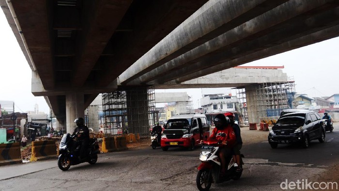 Melihat Pemasangan Girder Akses Penghubung Tol Padaleunyi-Cisumdawu Proyek pembangunan Simpang Susun Cileunyi terus dikebut, Selasa (19/10/2021). Girder yang nantinya menghubungkan akses Tol Padaleunyi menuju Tol Cisumdawu masih dilakukan pemasangan.