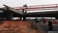 Pemasangan girder ini diprediksi akan berlangsung hingga beberapa pekan ke depan.