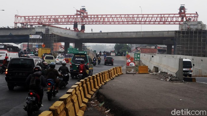 Melihat Pemasangan Girder Akses Penghubung Tol Padaleunyi-Cisumdawu Proyek pembangunan Simpang Susun Cileunyi terus dikebut, Selasa (19/10/2021). Girder yang nantinya menghubungkan akses Tol Padaleunyi menuju Tol Cisumdawu masih dilakukan pemasangan.