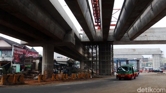 Melihat Pemasangan Girder Akses Penghubung Tol Padaleunyi-Cisumdawu Proyek pembangunan Simpang Susun Cileunyi terus dikebut, Selasa (19/10/2021). Girder yang nantinya menghubungkan akses Tol Padaleunyi menuju Tol Cisumdawu masih dilakukan pemasangan.