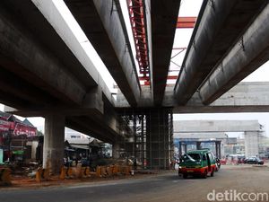 Melihat Pemasangan Girder Akses Tol Padaleunyi-Cisumdawu