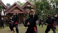 Desa Wisata Saung Ciburial di Garut menawarkan suasana guyub dan penuh rasa kekeluargaan. Wisatawan bisa lebih berinteraksi dengan warga atau wisatawan lain. Di sini, pengunjung bisa ikut terjun mencoba memandikan, memberi pakan, mengolahragakan domba, dan merawat domba. (Hakim Ghani/detikcom)