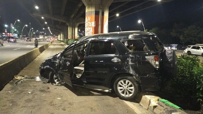 Mobil kecelakaan di Cempaka Putih, Jakpus