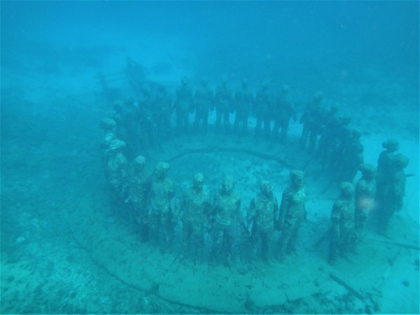 Selain surga bawah lautnya, ada satu destinasi ikonik di Grenada yaitu The Milonere. Di sana ada puluhan patung yang berada di bawah laut. (Getty Images)