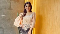 Mengenakan kebaya modern, siapa yang menyangka Nisya Ahmad sebenarnya sudah punya tiga anak. Foto: dok. Instagram Nisya Ahmad (@Nissyaa)