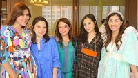 Nisya Ahmad bersanding dengan saudara serta Nagita Slavina dan sang adik, Syahnaz di momen perayaan ulang tahunnya. Foto: dok. Instagram Nisya Ahmad (@Nissyaa)